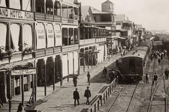 Colón antes de 1885, una ciudad que se debatía entre la tecnología y el orden necesario para el comercio global para el cual fue construida, y la precariedad en la que vivían sus habitantes.