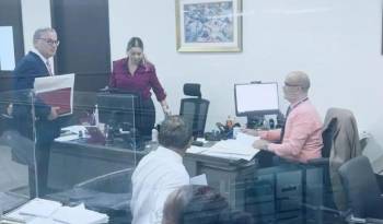 El empresario Anel Flores entrega sus documentos en Secretaría de la Asamblea Nacional.