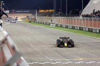 El piloto de Red Bull Racing Max Verstappen cruza la meta en el circuito de Sakhir, Baréin.