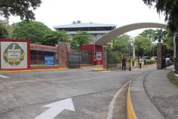 Flores insistió en su mensaje de bienvenida en la protección de la soberanía panameña por parte de la Universidad de Panamá.