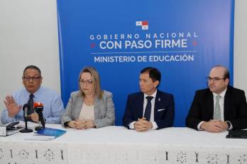 Conferencia del Meduca sobre licitación de laptops.