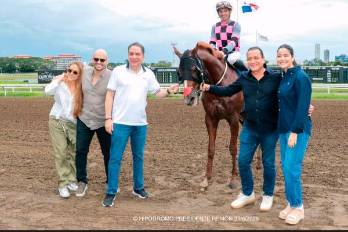 Zafiro es recibido en el círculo de ganadores por sus propietarios Carlos Amoui y Manuel Grimaldo e invitados especiales.
