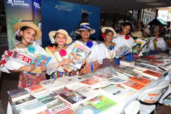 Visitantes disfrutaron de libros, artesanías y espectáculos folclóricos de nuestro país.