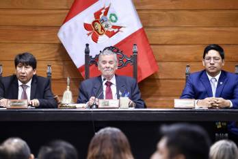 Fotografía cedida por el Congreso de Perú que muestra al presidente del Congreso Fernando Rospigliosi (c) durante una sesión extraordinaria este martes, en Lima (Perú). EFE/ Congreso de Perú