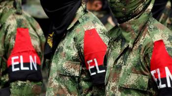 Imagen de archivo de guerrilleros formados, vestidos con uniforme militar y brazaletes del ELN.