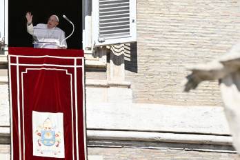 El Papa Francisco dirige la oración del Ángelus desde su ventana en la plaza de San Pedro, en el Vaticano.
