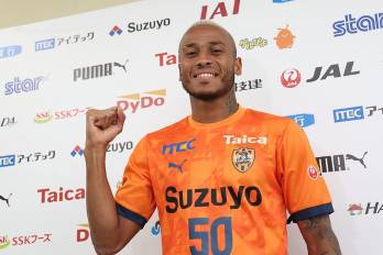 Alfredo Stephens con la nueva camiseta.