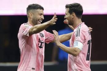 Lionel Messi (d) celebra con Jordi Alba (d), jugadores del Inter Miami.