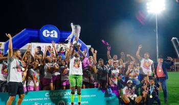 El equipo del Santa Fé FC celebrando el título del Torneo Apertura de la LFF 2024.