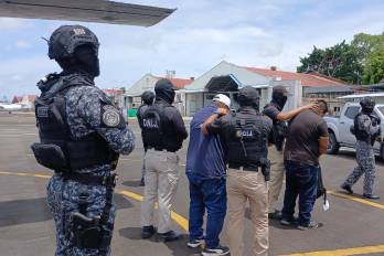 Momento de la llegada de Francisco Smith y otro dirigente bananero al aeropuerto de Albrook para su traslado a la Nueva Joya.