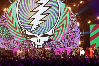 Las cantautoras Wynona Judd, Nora Jones, amigos y otros artistas se unen a la banda de rock estadounidense Dead &amp; Company en el escenario durante la gala benéfica Persona del Año 2025 de MusiCares en el Centro de Convenciones de Los Ángeles.