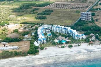 Imagen panoramica del hotel Whyndham Grand Playa Blanca.