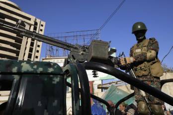 Un soldado hutí patrulla en un vehículo con una ametralladora durante una protesta tras los ataques aéreos contra los rebeldes en Yemen por parte de Estados Unidos y el Reino Unido, en Saná, el 12 de enero de 2024.