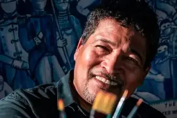 Aristides Ureña lleva décadas de trayectoria, construyendo la escena del arte contemporáneo en Panamá.