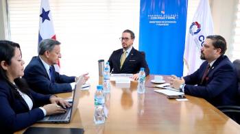 Vista de la reunión que sostuvo el viceministro Fernández con representantes del Cosefin.