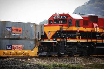 El ferrocarril une las áreas de Balboa y Colón con trenes que operan continuamente entre las terminales intermodales del Atlántico y el Pacífico.