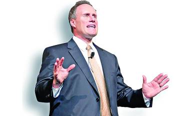 Stephen M.R. Covey, autor de “The Speed of Trust” y “Trust and Inspire”, propone un nuevo paradigma de liderazgo basado en la confianza y la inspiración.