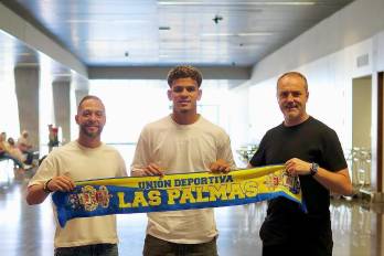 Edward Cedeño (c.) en su arribo a España para firmar con el UD Las Palmas.