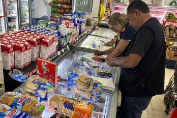 Inspectores de la Acodeco durante recorrido en los comercios del país.
