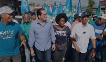 Candidato Martín Torrijos Espino en su recorrido por San Miguelito.