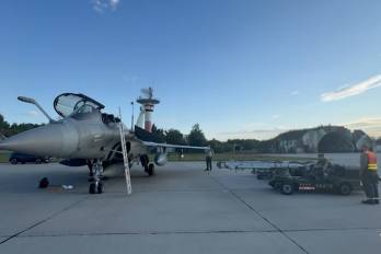 Un video grabado el 13 de septiembre de 2025, a partir de imágenes proporcionadas por el Estado Mayor de las Fuerzas Armadas de Francia, muestra a uno de los tres cazas Rafale desplegados en un lugar no especificado de Polonia.