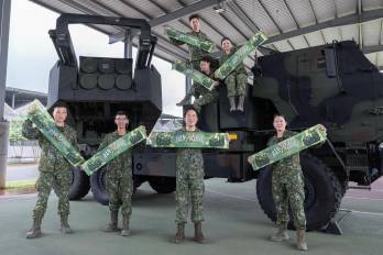 Imagen tomada el 17/06/2025 pero difundida este martes del presidente de Taiwán, William Lai, mientras se reúne con un grupo de soldados antes del inicio de los ejercicios militares Han Kuang, unas maniobras a gran escala en las que el Ejército taiwanés simulará una guerra total con China.