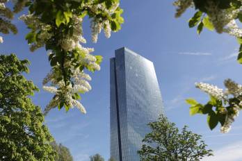El Banco Central Europeo dirige el Eurosistema y conforma también, junto con los bancos centrales nacionales de los demás Estados miembros ajenos a la eurozona, el Sistema Europeo de Bancos Centrales.