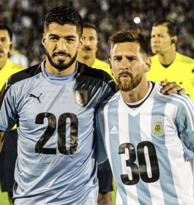 Luis Suárez (i.) y Lionel Messi (d.) durante un partido entre Uruguay y Argentina.