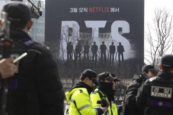 Agentes policiales patrullan los alrededores del escenario principal para el concierto gratuito del grupo de K-pop BTS en la plaza Gwanghwamun de Seúl, Corea del Sur.