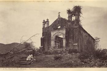 Iglesia de San Miguel, en Calidonia, ciudad de Panamá, circa 1875, tomada por el fotógrafo inglés Eadweard Muybridge. Durante el terremoto del 7 de septiembre de 1882, una parte de la antigua iglesia de San Miguel se derrumbó, al igual que la torre de la iglesia de Malambo.