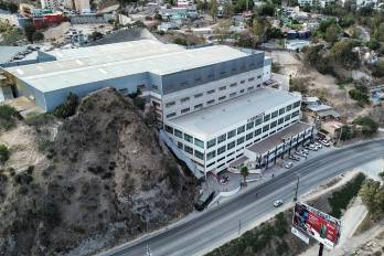 Centro comercial que se habilitará como albergue para migrantes deportados en la ciudad de Tijuana, en Baja California (México).