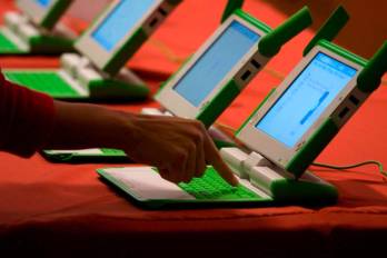 Las computadoras deberán ser entregadas durante el primer trimestre del año escolar.