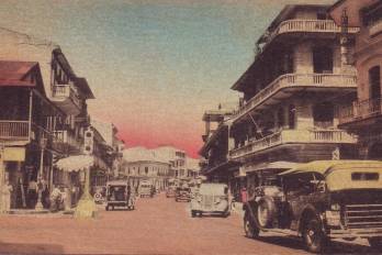 Fotografía coloreada que muestra el edificio Canavaggio, construido en 1914 en la intersección de la avenida Central con la intersección de la nueva calle que fue ensanche y conectaba con la recién terminada avenida B y el barrio de El Marañón.