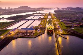 Panamá enfrenta amenazas de EE.UU. sobre el control del Canal.