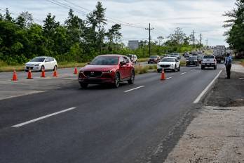 Aumenta el flujo vehicular y activan inversión de carriles