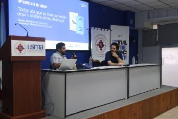 Los periodistas Óscar Martínez (El Salvador) y Jonathan Blitzer (Estados Unidos) conversaron en la USMA sobre el libro “Todos los que se han ido están aquí”.