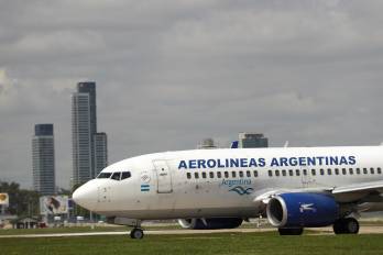 Fotografía de archivo fechada el 9 de octubre de 2017 de un avión de Aerolíneas Argentinas en el Aeroparque Internacional Jorge Newbery, en Buenos Aires.