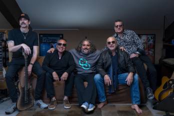 La agrupación está conformada por Chris León (guitarra), Toño González (guitarra), Ricky Méndez (batería), Víctor Juliao (voz/guitarra) y Juan Octavio Díaz (bajo).
