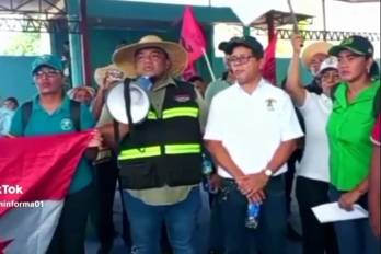 El dirigente del Suntracs, Diógenes Espinoza, junto a otros miembros, en un video donde amenazas de tomar las oficinas públicas, sino se deroga la Ley 462