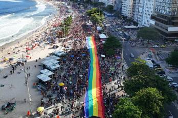 Fotografía tomada con drone del 'Desfile del Orgullo LGBTIQ+' este domingo en playa de Copacabana, Río de Janeiro.