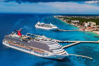 Vista aérea de dos cruceros atracando en la isla de Cozumel en el estado de Quintana Roo (México).Heyder Castillo.