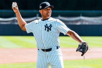 Mariano Rivera con el uniforme a rayas.
