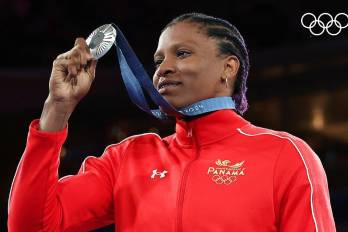 Atheyna Bylon emocionada con su presea de plata.
