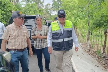A la derecha, y con el chaleco amarillo, el ministro de Obras Públicas, José Luis Andrade, inspecciona la carretera a Santa Catalina en la que nueve meses antes era el contratista.
