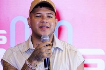 El cantautor panameño Boza, recibe el premio Afro beat del año durante los Premios Tu Música Urbano 2025 este jueves, en Bebo Beach Club en Carolina (Puerto Rico).