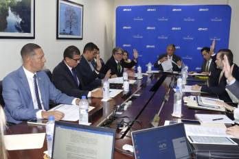 El ministro de Vivienda y Ordenamiento Territorial y presidente del Consejo, Jaime A. Jované C. (centro), enfatizó que esta herramienta no solo cerrará la brecha digital, sino que exigirá un nuevo perfil profesional.