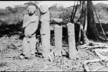 Esculturas de piedra en forma de columna sustraidas por el britanico A.H. Verrill en 1925 en El Caño. Inicialmente se llevaron al National Museum of the American Indian (NMAI) y actualmente son parte del Instituto Smithsoniano de Washington, D.C.