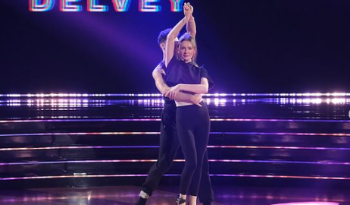 En el ‘featurette’ de PEOPLE, Delvey contó a quiénes esperan que la apoye mientras baila junto a Ezra Sosa.
