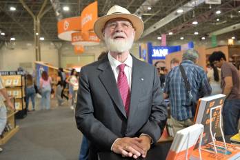 El escritor argentino Alberto Manguel posa este sábado, durante la inauguración de la edición 34 de la Feria Internacional del Libro (FIL) de Monterrey (México).