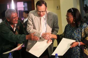 Fotografía de archivo, tomada en octubre de 2012, en la que se captó al exdiputado nicaragüense y entonces presidente de la comisión de asuntos indígenas de Nicaragua, Brooklyn Rivera (i), en Managua.